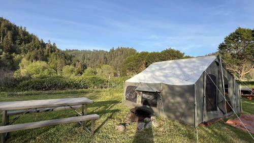 A környék, Glamping tent on the river in Klamath