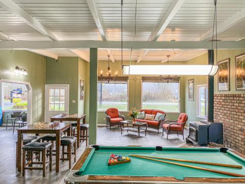 A szálláshely kívülről, Glamping tent on the river in Klamath