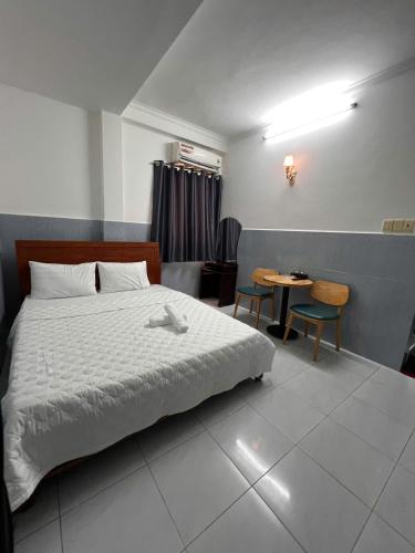 Khách Sạn Xuân Lộc (Khach San Xuan Loc) near China Town