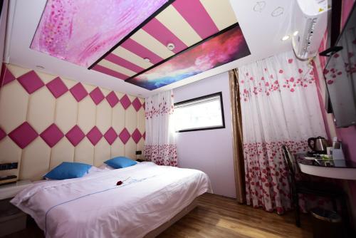 Longchen Holiday Hotel