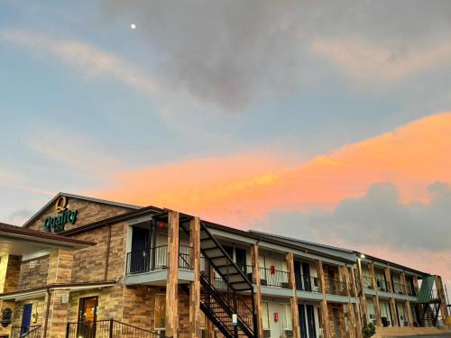 Super 8 by Wyndham Crestview - image 8
