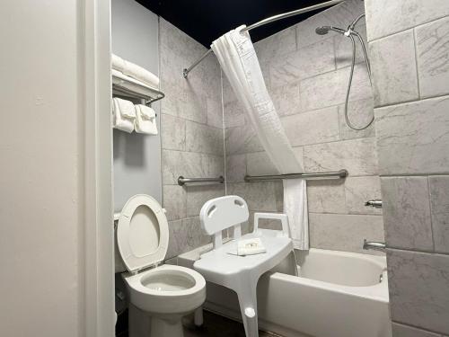 Super 8 by Wyndham Crestview - image 6