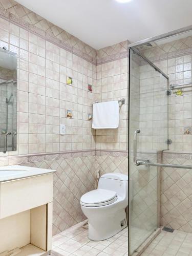 Free Pool Near TSN Airport Spacious 2BR - 화장실