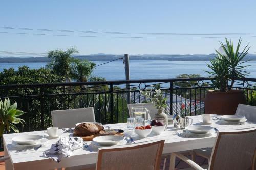 La Cima, 31 Wallawa Road - premium property with stunning views, Wi-Fi, Air Conditioning, Linen and Bed Making Supplied, Nelson Bay