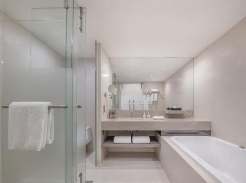 Duplex Two-Bedroom Suite with Piano Club Privilege image 4