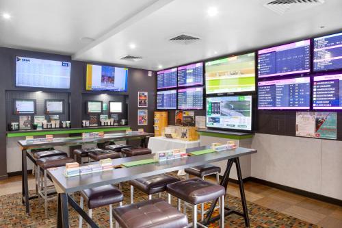 โอเชียส รอยัล โฮเต็ล (Osheas Royal Hotel) in กูนดิวินดิ