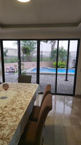 Casa Moderna con Piscina y Espacios al Aire Libre en Ciudad Celeste, Samborondon in Samborondon