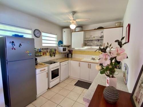 Deluxe One-Bedroom Apartment with Ocean View image 6
