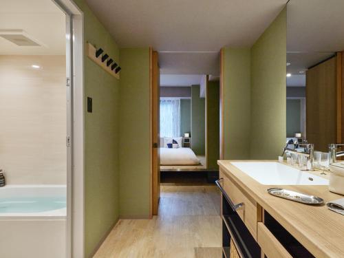 Superior Twin Room image 10