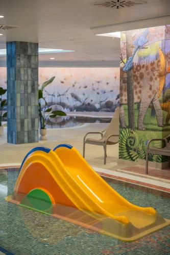 泳池, 亞特蘭蒂斯療養酒店及會議中心 (Hotel Atlantis Medical, Wellness & Conference) in 豪伊杜索博斯洛