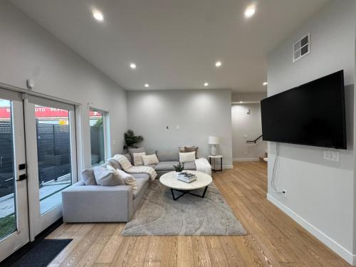 Newly constructed 2 bedroom by La Cienega Plaza with parking, modern kitchen, washer dryer and very central to attractions, Los Angeles (fotografie 2)