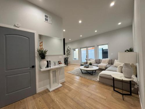Newly constructed 2 bedroom by La Cienega Plaza with parking, modern kitchen, washer dryer and very central to attractions, Los Angeles (fotografie 3)