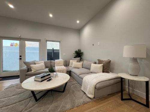 Newly constructed 2 bedroom by La Cienega Plaza with parking, modern kitchen, washer dryer and very central to attractions, Los Angeles (fotografie 4)