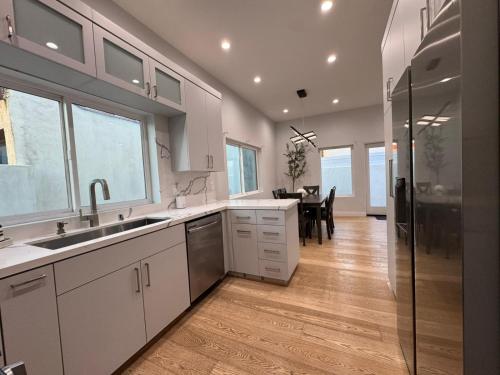 Newly constructed 2 bedroom by La Cienega Plaza with parking, modern kitchen, washer dryer and very central to attractions, Los Angeles (fotografie 6)