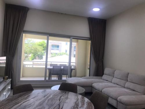 Cozy Bedroom Retreat in Green Community Pool View, Dubai (foto 4)