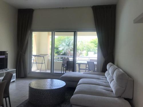 Cozy Bedroom Retreat in Green Community Pool View, Dubai (foto 7)