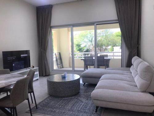 Cozy Bedroom Retreat in Green Community Pool View, Dubai (foto 10)