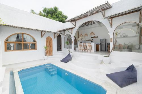 Boho-Chic Canggu 3 BR Pool Villa - Great Location