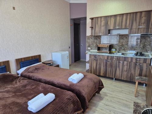 2 twin beds