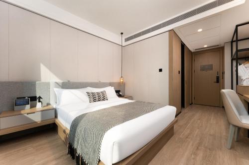 Deluxe King Room room in CM Serviced Apartment Shenzhen Dongmen