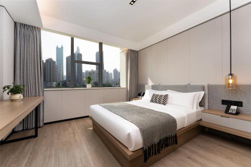 Deluxe King Room image 5