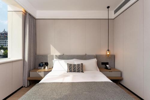 Deluxe King Room image 3