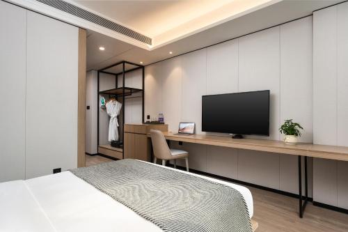 Deluxe King Room image 2