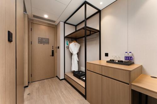 Deluxe King Room image 1