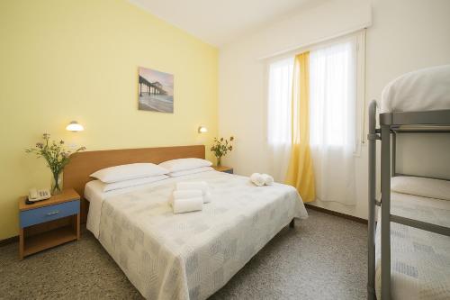 Economy Double Room image 4