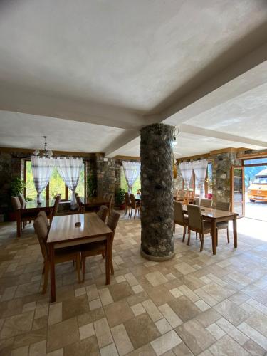 Restaurante, Trojet e Mija in Theth