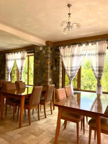 Restaurante, Trojet e Mija in Theth