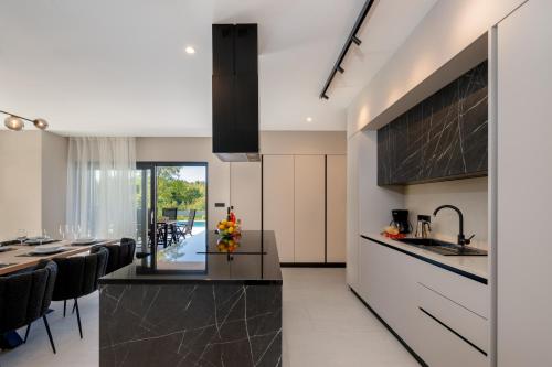 Villa Kalea with pool, and jacuzzi in Veli Golji