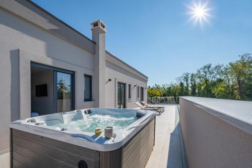 Villa Kalea with pool, and jacuzzi in Veli Golji