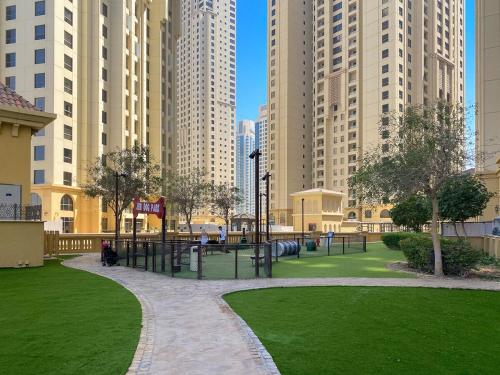 2-Bedroom Apartment Near To The Beach in Sadaf, Dubai (photo 3)
