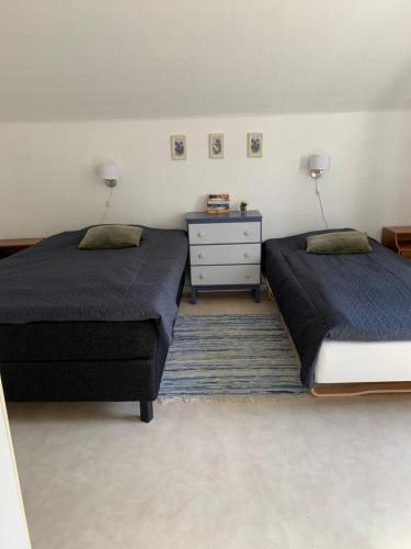 2 twin beds