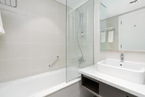 BellaViu Holiday Homes-From City Rush to Calm -2BR Retreat in DAMAC Prive, Dubaï (photo 5)
