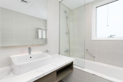 BellaViu Holiday Homes-From City Rush to Calm -2BR Retreat in DAMAC Prive, Dubaï (photo 4)