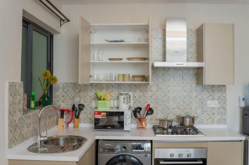 kuhinja, 1 Bedroom Elite Residence with Gym & Pool in Nairobi