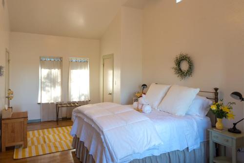 The River Road Retreat at Lake Austin-A Luxury Guesthouse Cabin & Suite