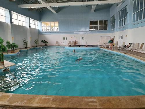 Karsto avotu baseins, Квартира студия в Raduga West in Kosh-Kel'