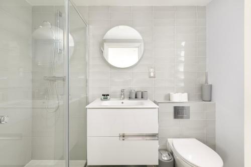 5 Bedroom Garden House Near Metro & Hampstead London Suit Large Family or Group of 10 (71 NR) - image 12
