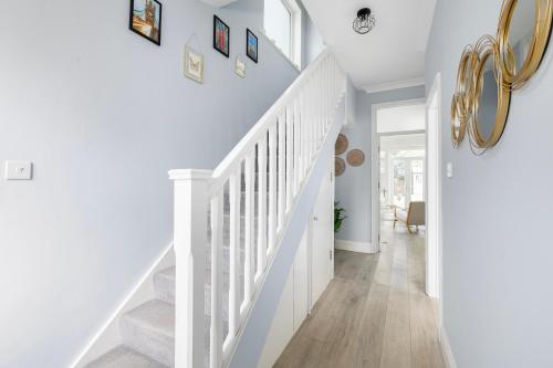 5 Bedroom Garden House Near Metro & Hampstead London Suit Large Family or Group of 10 (71 NR) - image 14