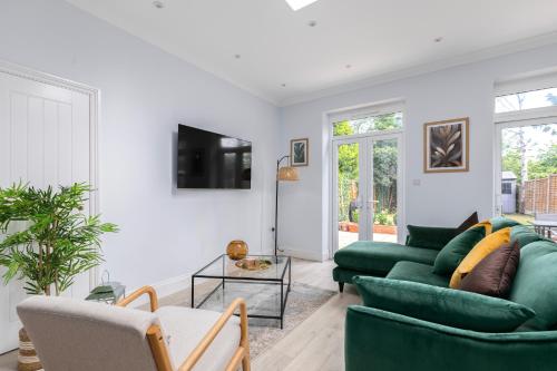 5 Bedroom Garden House Near Metro & Hampstead London Suit Large Family or Group of 10 (71 NR) - image 11