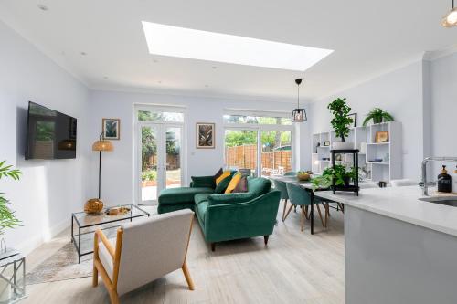 5 Bedroom Garden House Near Metro & Hampstead London Suit Large Family or Group of 10 (71 NR) - image 13