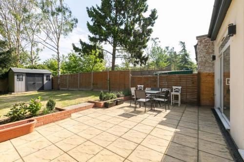 5 Bedroom Garden House Near Metro & Hampstead London Suit Large Family or Group of 10 (71 NR)