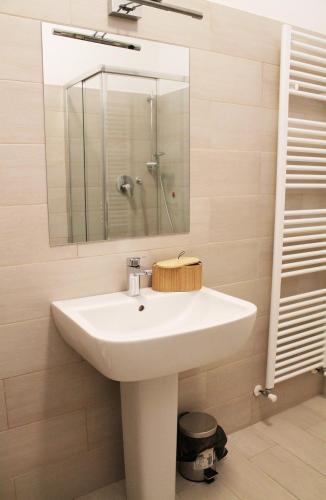 Double Room with Balcony (3 Adults) image 8