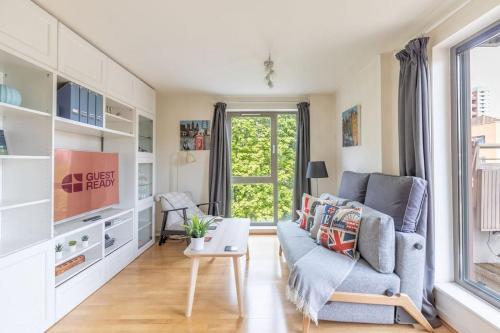 GuestReady - 1BR in East London w Balcony, Londyn