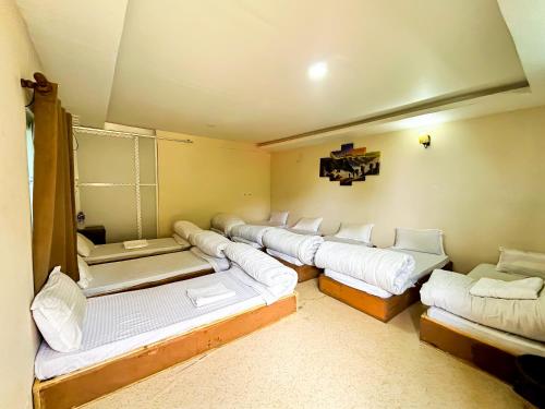 Single Bed in Mixed Dormitory Room