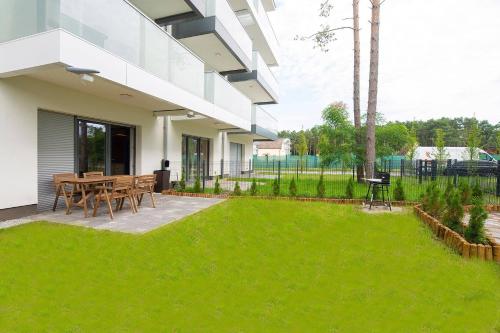 花園, Bright Sun Seasons 24 Apartments in Pogorzelica Close to the Beach with Parking and Balcony by Nocle in 波哥爾澤利察