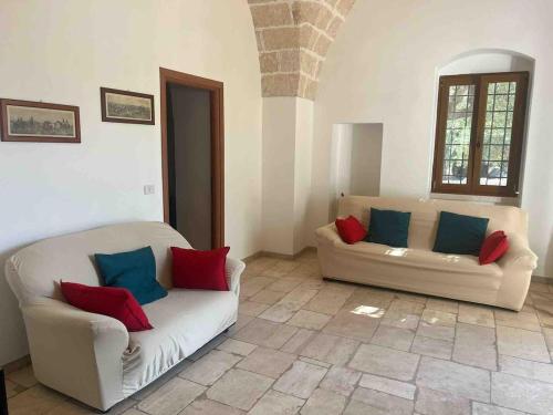 Villa Don Vito surrounded by centuries-old olive trees in Torricella
